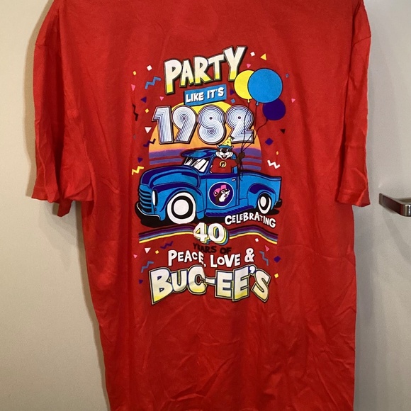 Buc-ees Red XL 40th Anniversary Party Like Its 1982 Beaver Peace Love Shirt - Picture 6 of 10